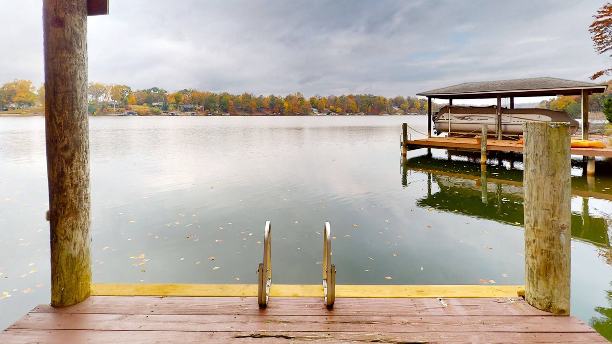 Westlake Corner House | Briarcliff - 3000 sq ft waterfront home w/private dock, 2 kitchens & pool table