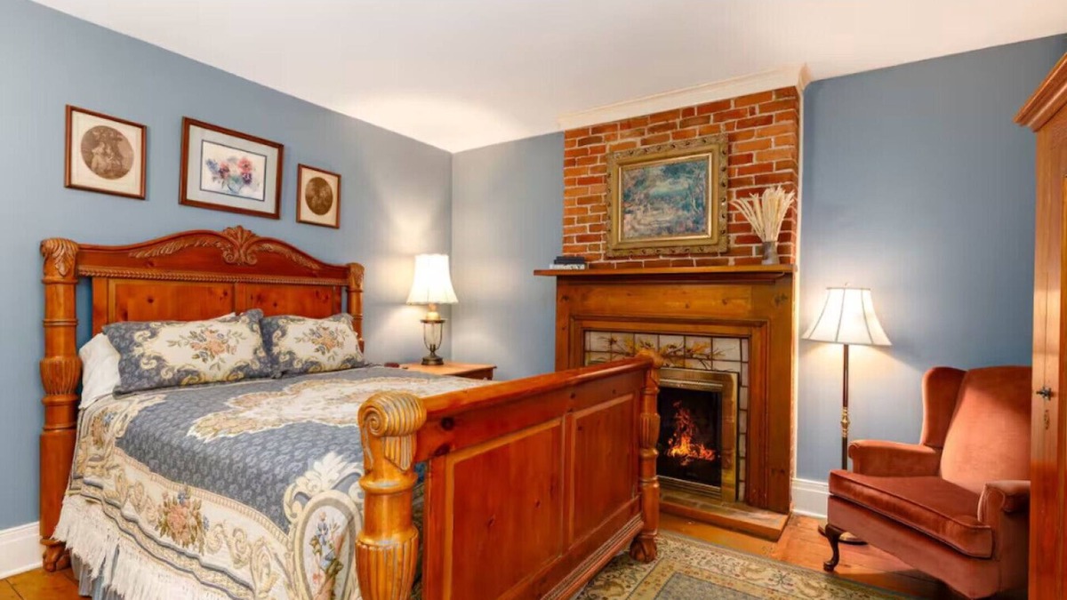 Galena Condo | Briarstone Inn | Historic 7-Room Inn w/Private Baths | Walk to Downtown Galena