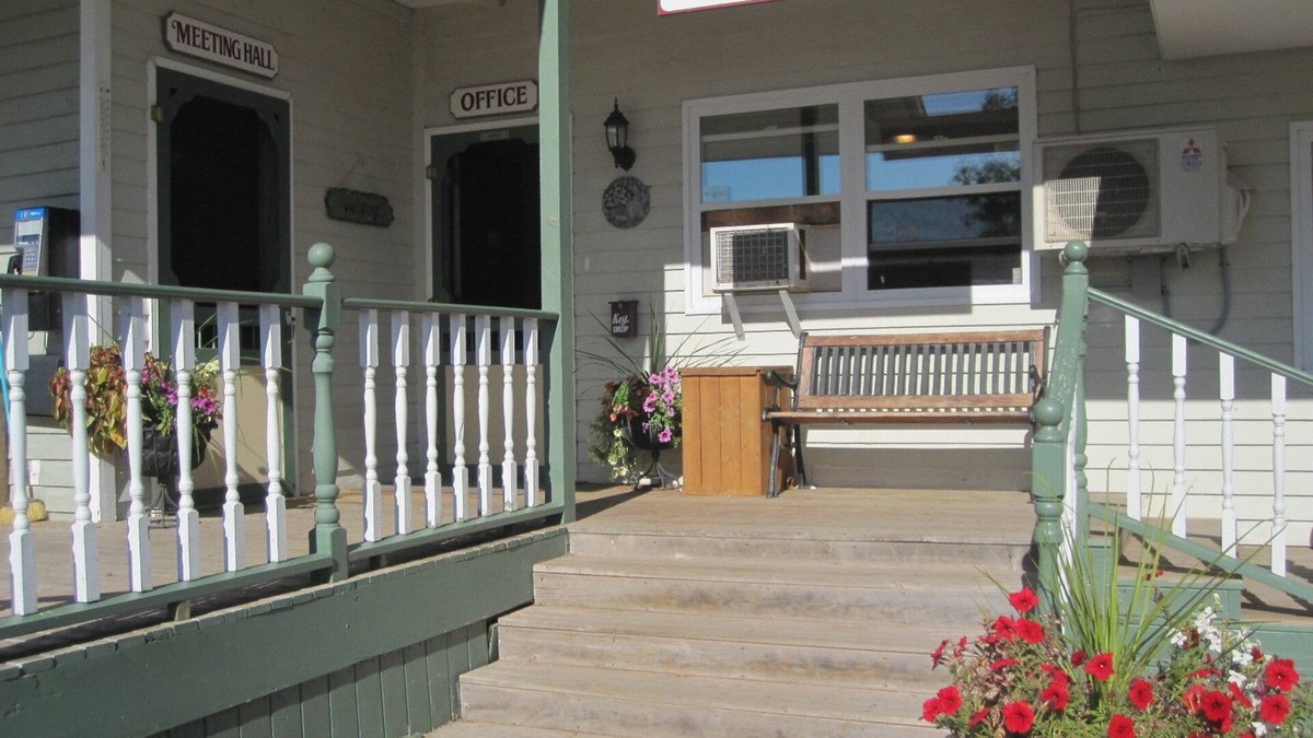 Alberton Hotel | Briarwood Coastal Cottages & Lodge