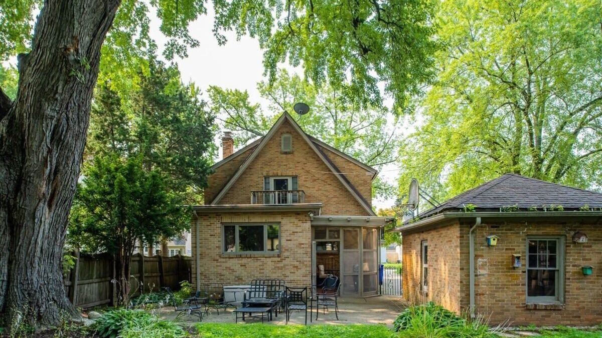Appleton House | ๐๐ซ๐ข๐๐ค ๐๐จ๐ฎ๐ฌ๐ ๐๐ก๐๐ซ๐ฆ 4 br, 3 bath
