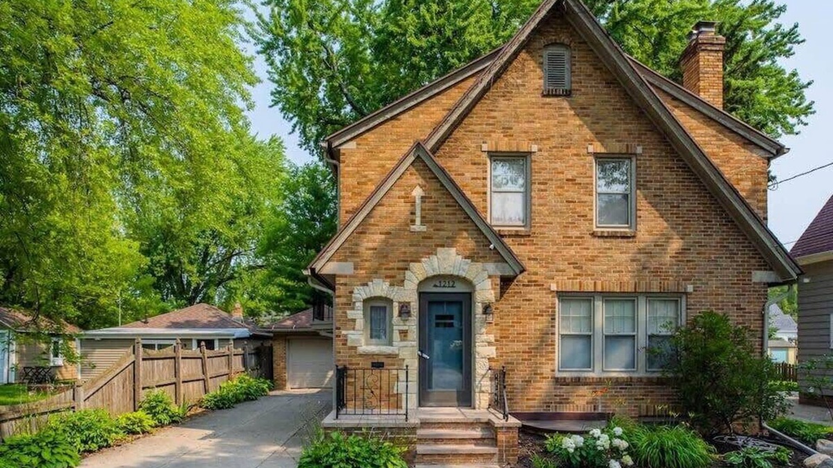 Appleton House | -Brick House Charm - 4 br, 3 bath