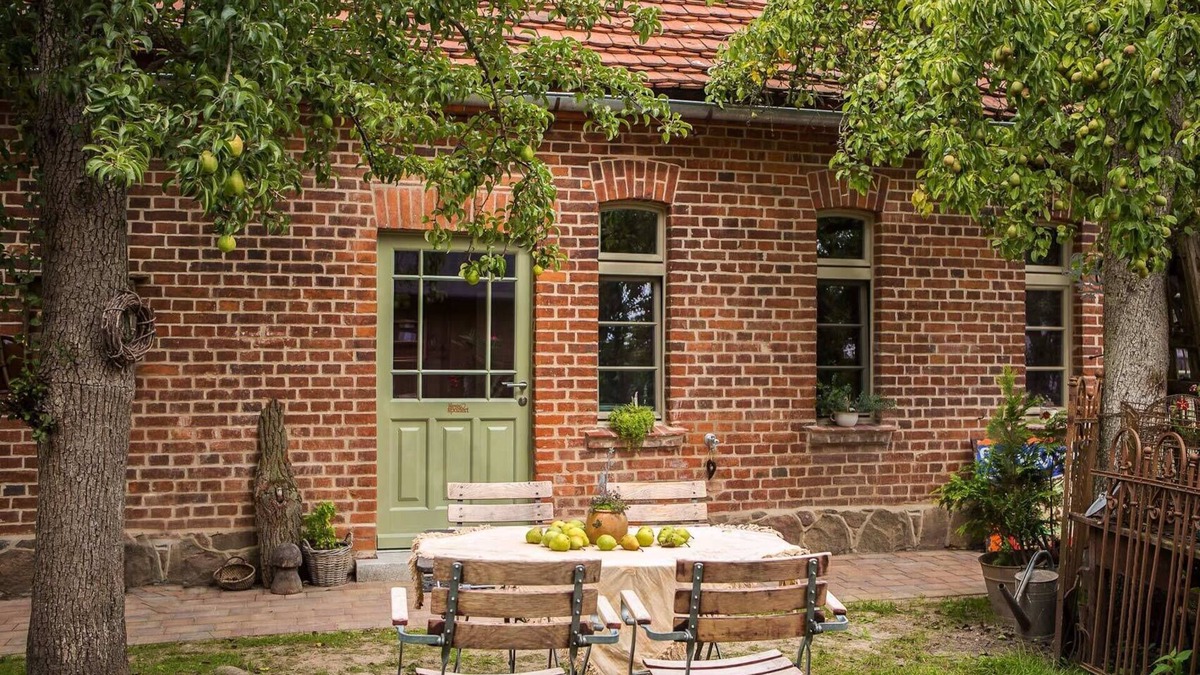 Wokuhl-Dabelow House | Brick house summer love