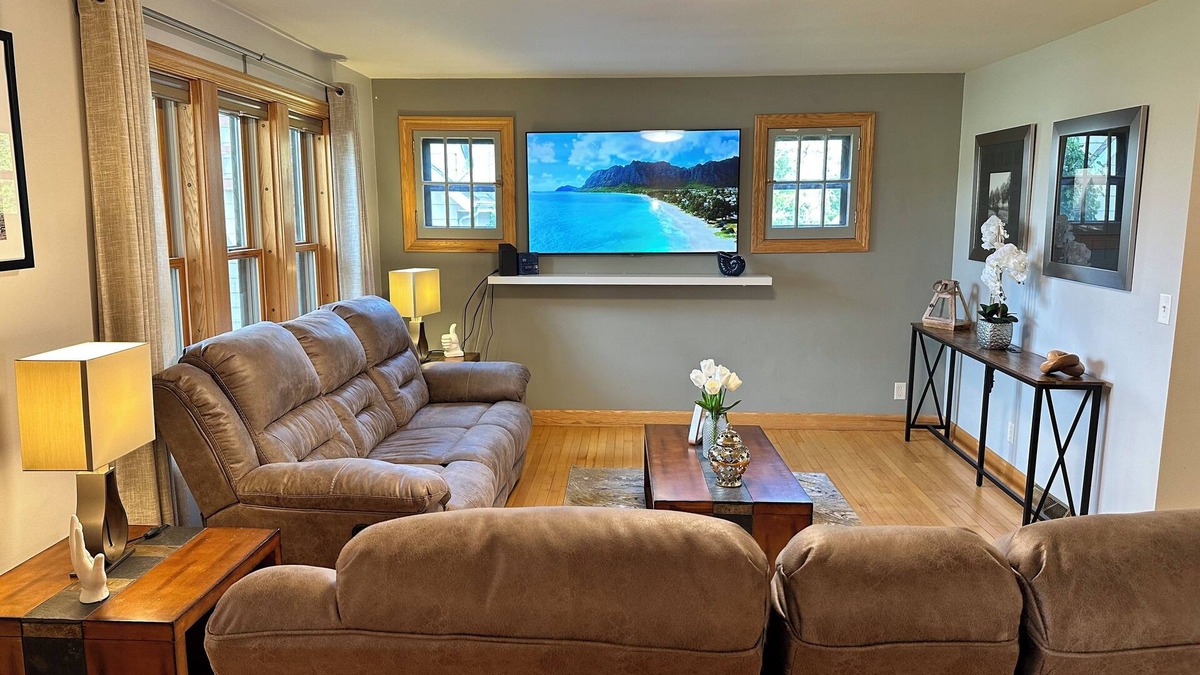 Manitowoc House | Brick Vacation House On Waldo Blvd w/Heated Garage, BBQ, Fire Pit