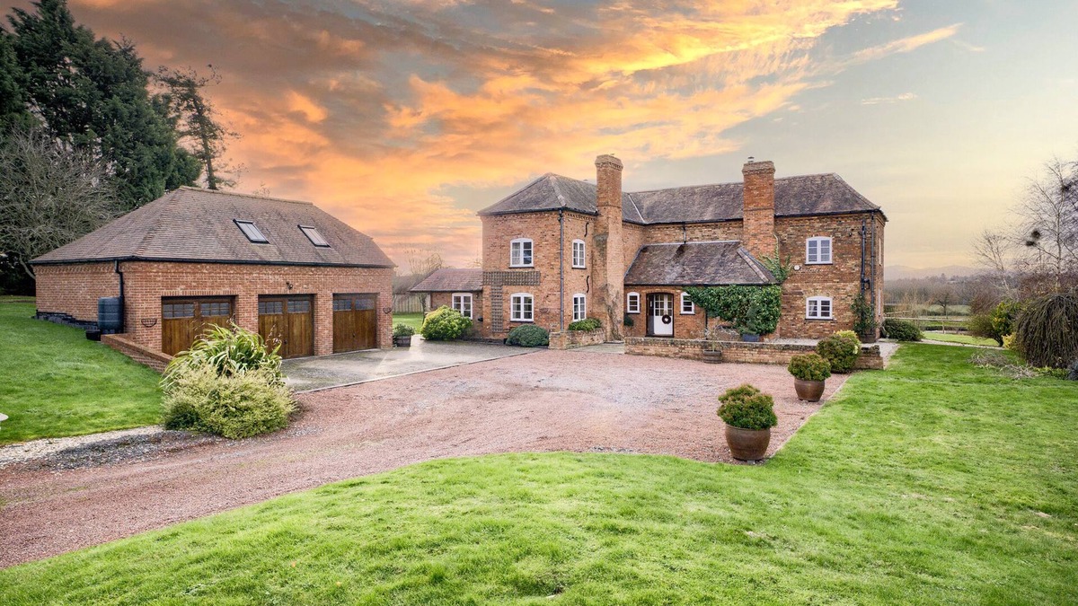 Broughton Hackett Cottage | BRICKBARNS FARM HOUSE, pet friendly, with hot tub in Peopleton