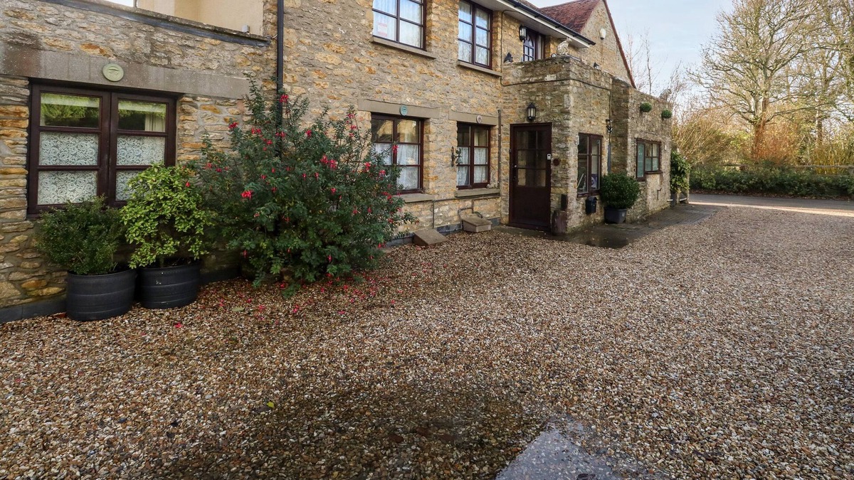 Burton Bradstock Cottage | BRIDGE COTTAGE, pet friendly, with a garden in Burton Bradstock