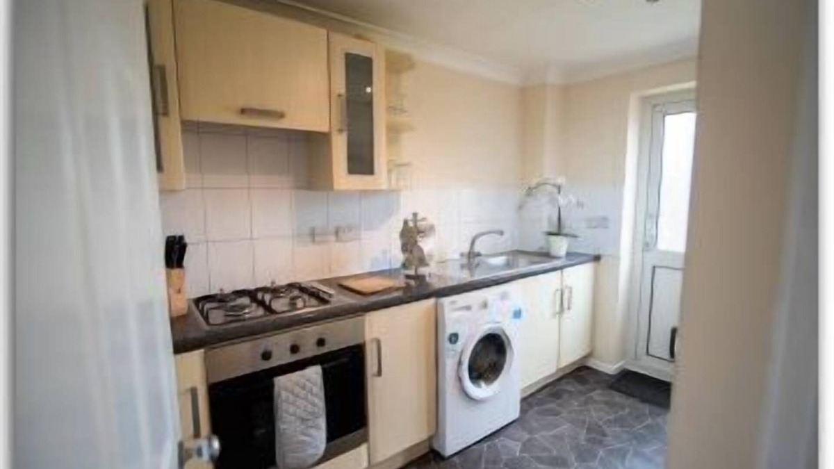 Basingstoke House | BridgeCity ★SPACIOUS★ 3 Bedroom House ★ Basingstoke Parking