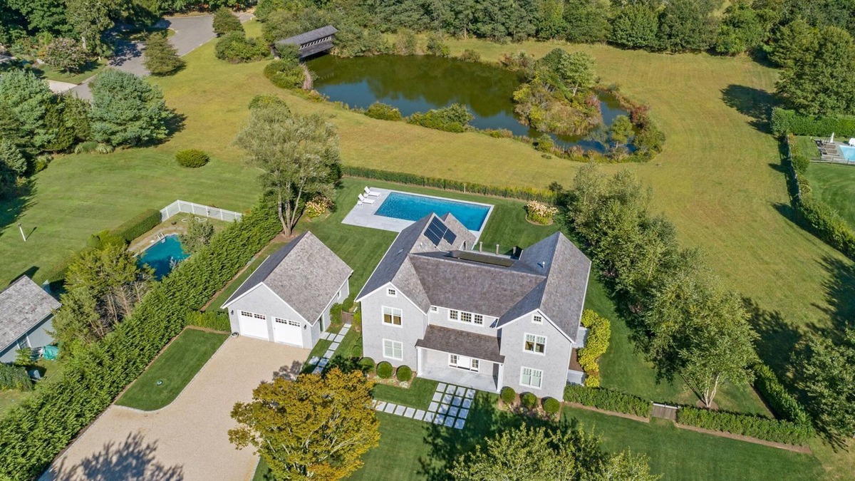 Bridgehampton House | Bridgehampton on Private Cul-de-sac overlooking pond