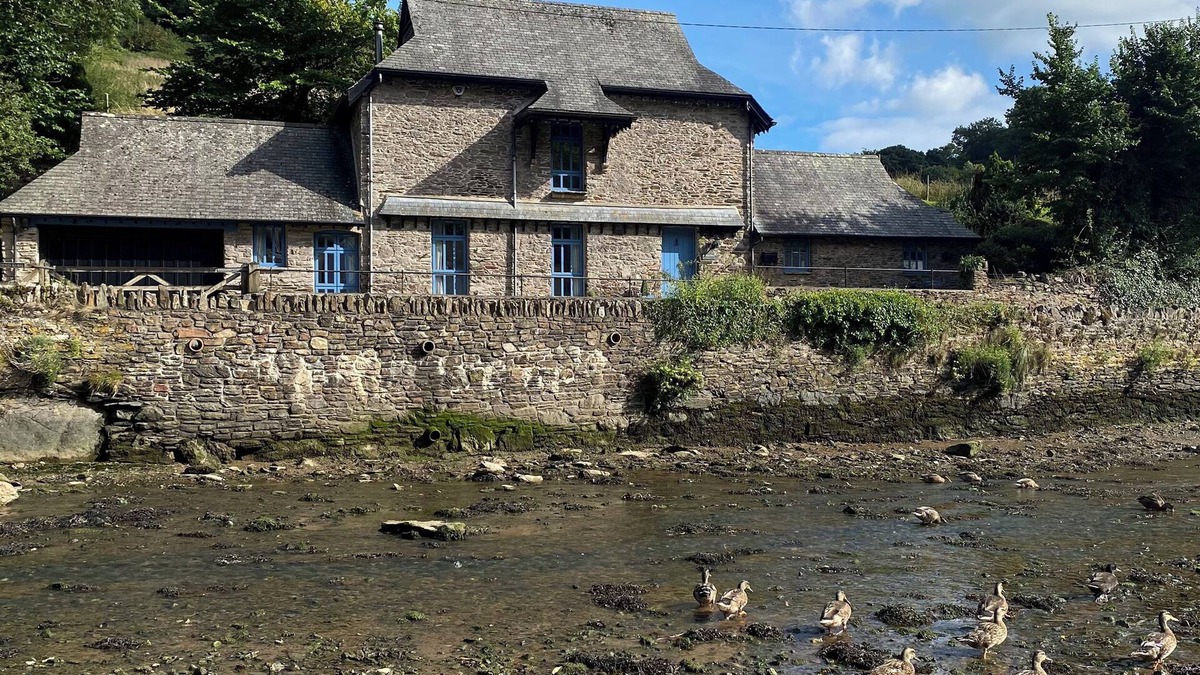 Noss Mayo Cottage | BRIDGEND BARN, family friendly, with open fire in Newton Ferrers