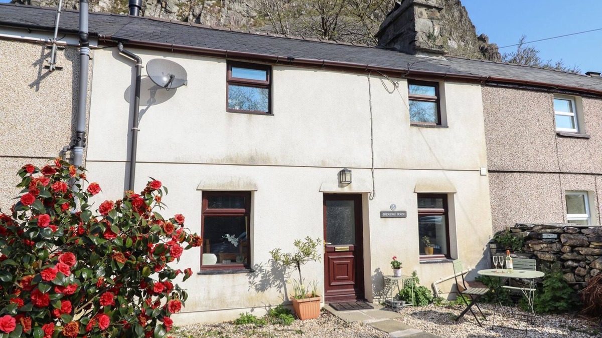 Rhiwbryfdir Cottage | BRIDGEWAY HOUSE, pet friendly, with open fire in Blaenau Ffestiniog
