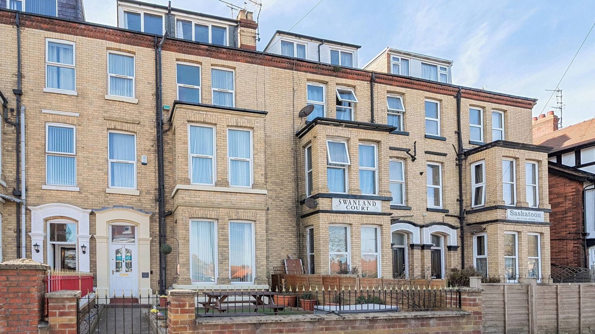 Bridlington Old Town House | BRIDLINGTON BAY HOUSE, pet friendly, with hot tub in Bridlington