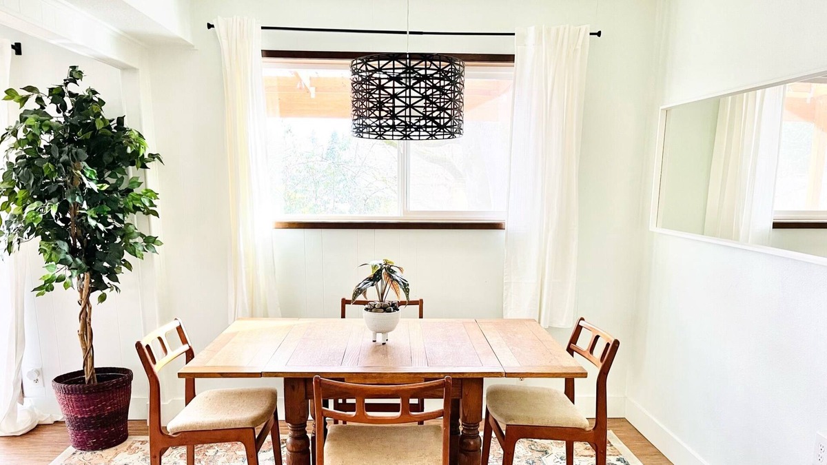 Oak Hills House | Bright 1 bd Apt— Furnished Covered Patio—Close-in to Portland, NW-SW-PDX
