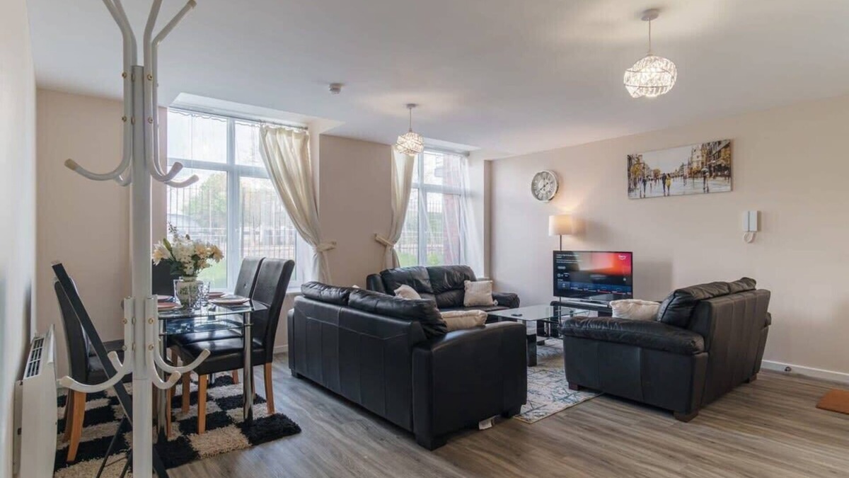 Salford Apartment | Bright 1 Bed Manchester Flat - Sleeps 3