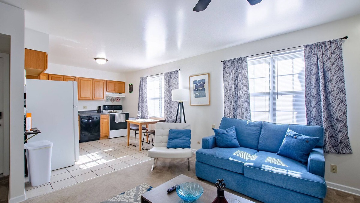 Kokomo Apartment | Bright 1 bedroom apartment, close to shops and highway