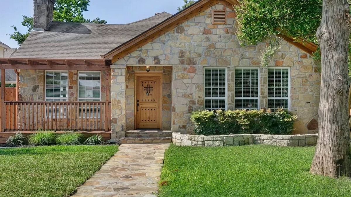 Lower Greenville House | Bright 1 Bedroom with Gourmet Kitchen