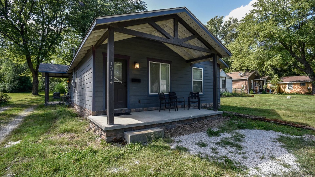 Grandview House | Bright 1 BR with Full Kitchen and Huge Yard