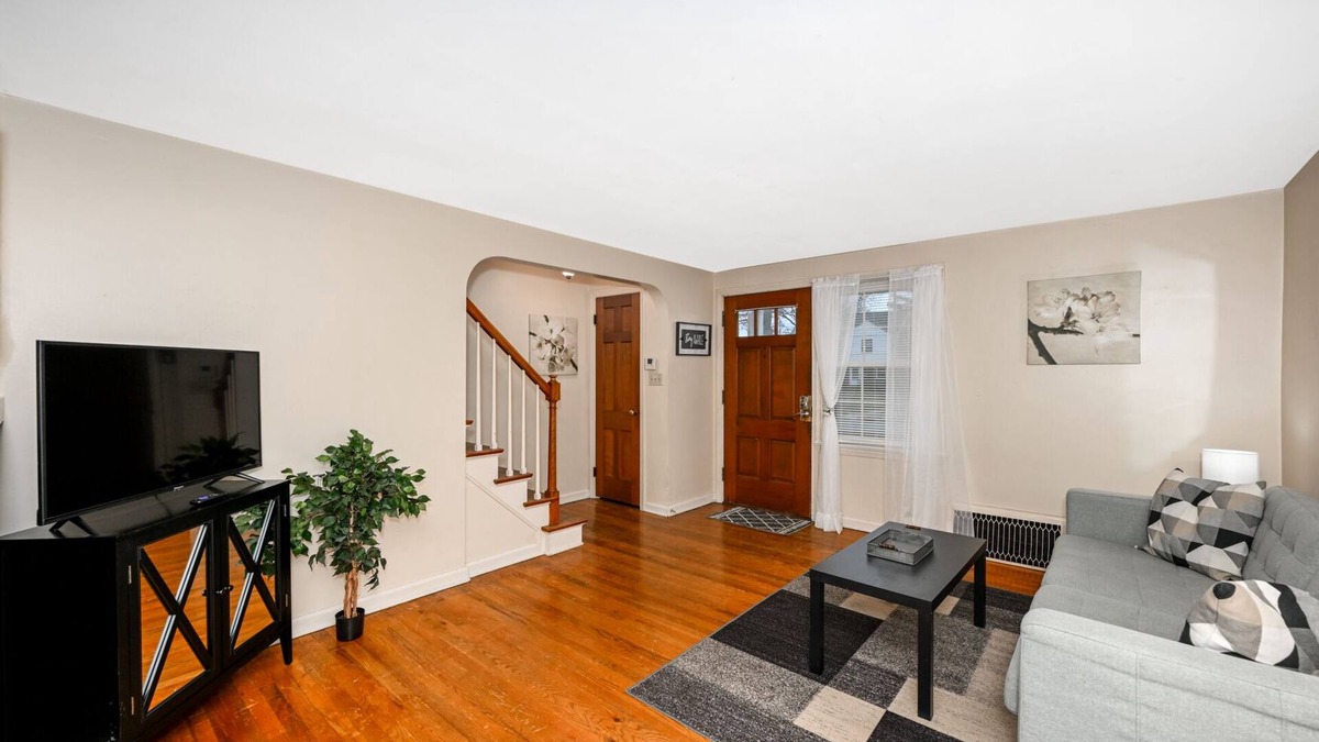 Cuyahoga Falls House | Bright 2 Bd Perfect for Traveling Professionals!