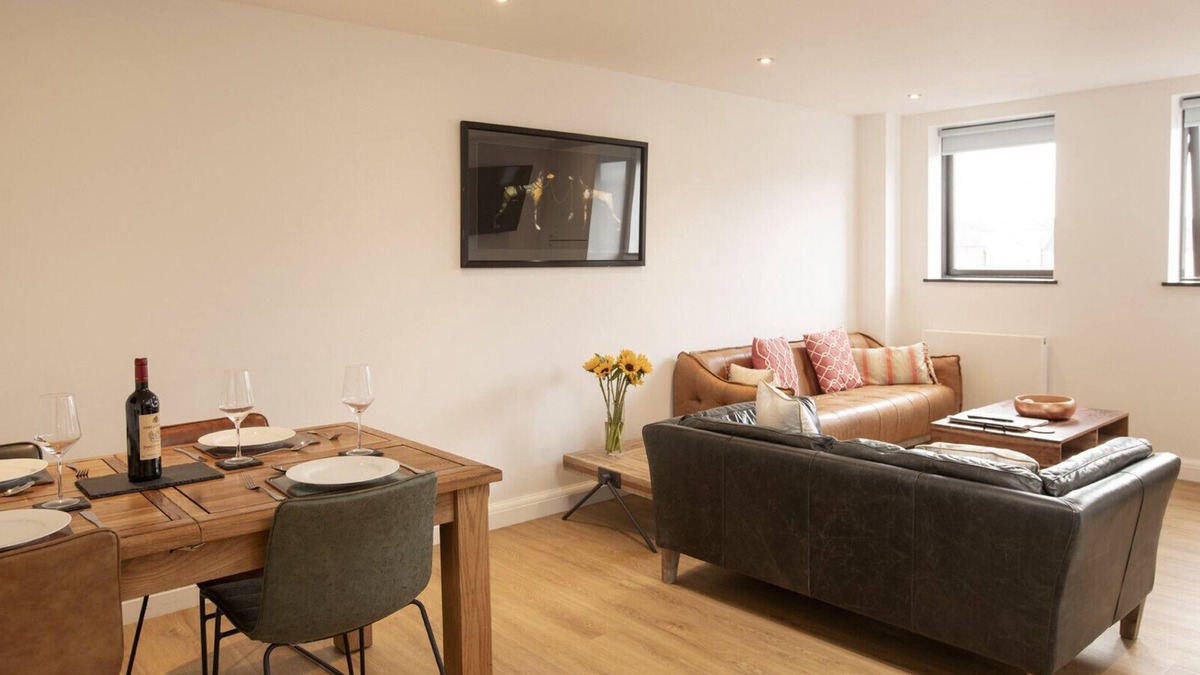 Swindon Apartment | Bright 2 Bed Flat in the heart of Old Town Swindon