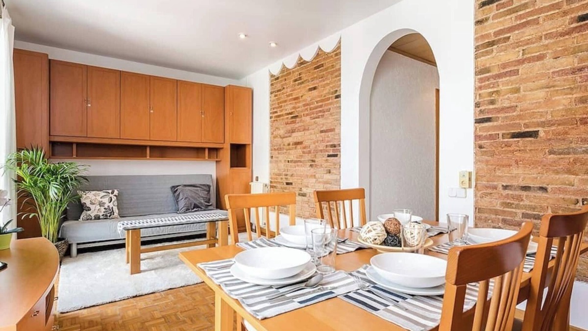El Poble-sec Apartment | Bright 2 bedroom apartment located in the most attractive area of Barcelona. It is located in the heart of Poble Sec, the coolest neighborhood with the best tapas restaurants in Barcelona. Just 4 minutes from the subway and 10 minutes from Las Rambl