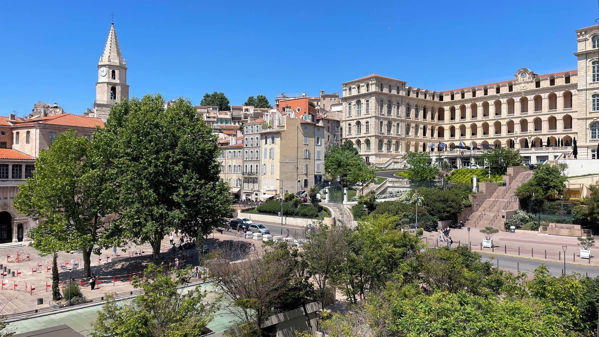 Les Grands Carmes Apartment | Bright 2 bedroom flat with beautiful view - Hotel de Ville area