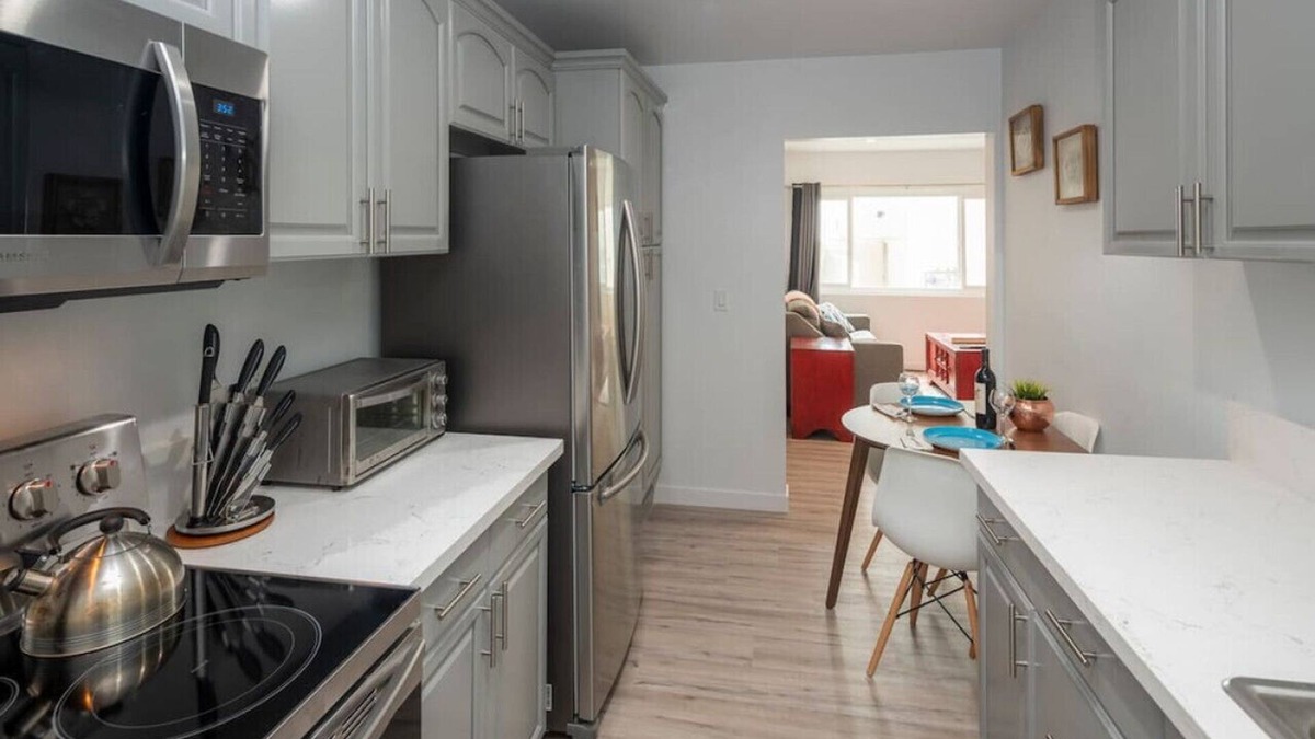 Marina Peninsula Apartment | Bright 2 Bedroom 1.5 bath 15 Seconds to the BEACH!