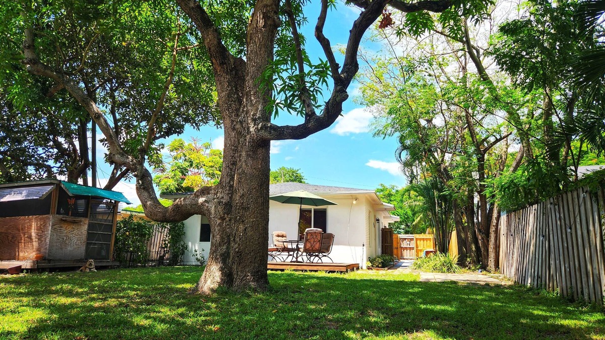 Poinciana Park House | Bright 2-BR &backyard mins to las olas/beach/airport