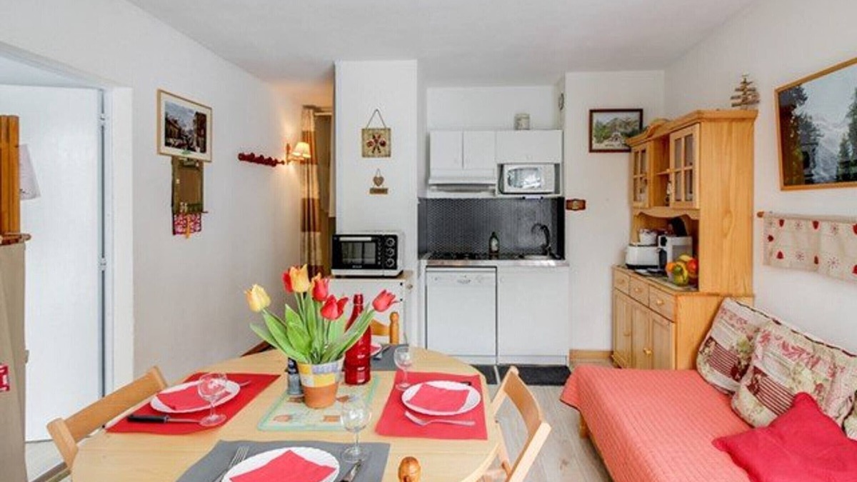 Bareges Apartment | Bright 2-room apt, sleeps 6, parking, near shops and skiing