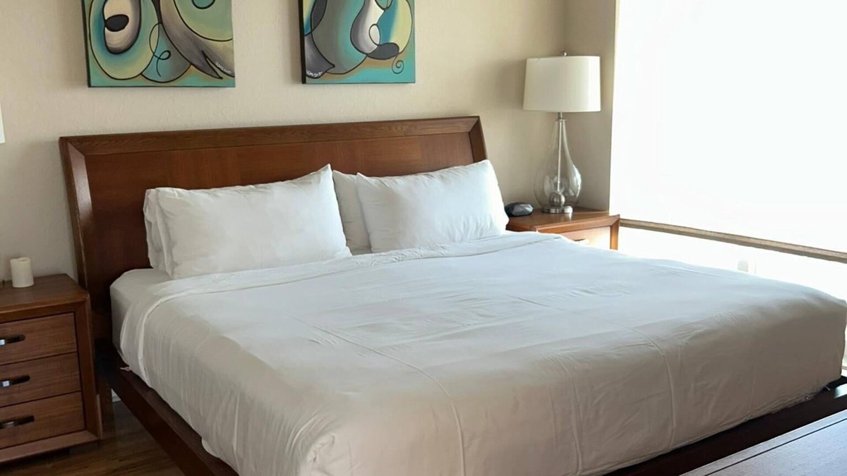 Capri Isle Condo | Bright 2BR/2BA Condo Near Beach, w Parking & Pool