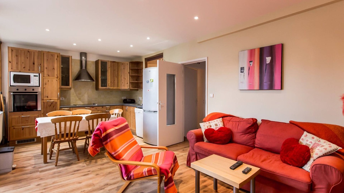Le Cret Apartment | Bright 2BR Apartment Near Center, 5 Mins to Pistes, Free Shuttle, Parking, Balcony