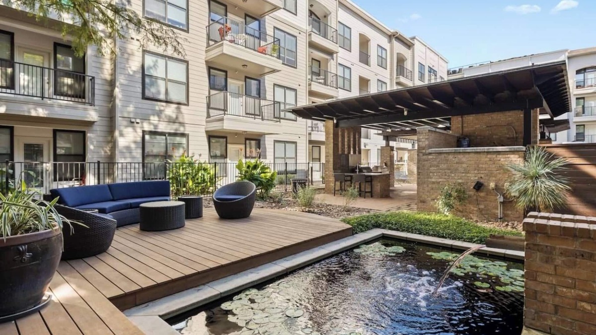 St. Edwards Apartment | Bright 2BR Flat w/Balcony + Pool | Walk to SoCo