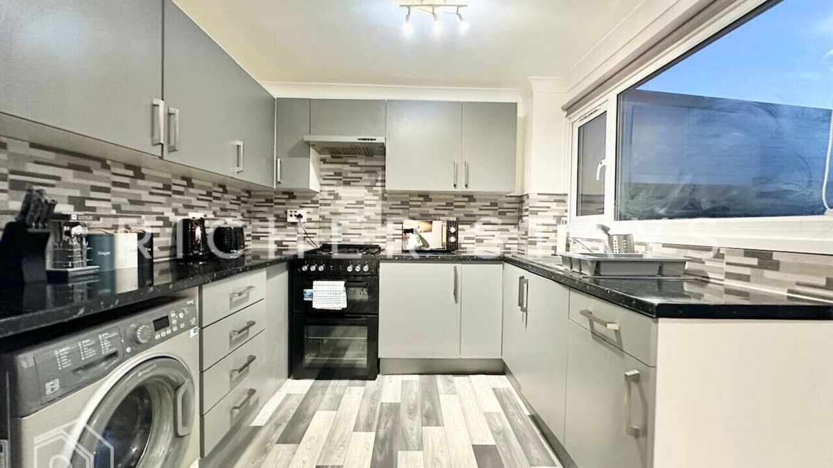 Tilbury House | Bright 3-Bedroom House | Driveway & Garden