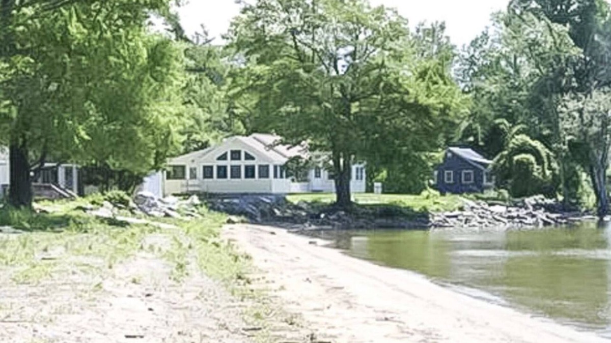 North Hero Cottage | Bright 3 Bedroom Lake Cottage with dock!