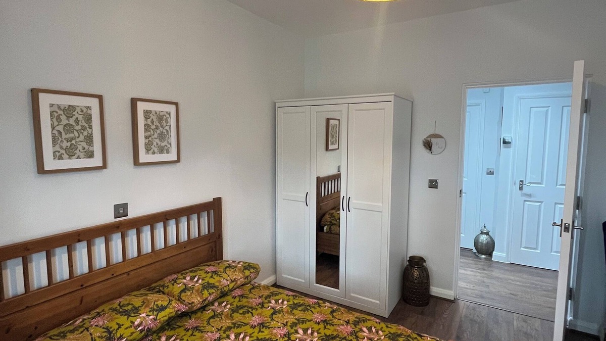 Shadwell Apartment | Bright 3BD Family Flat with Garden, Shadwell