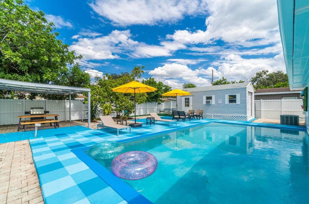 Driftwood House | Bright 4 Bedrooms with Pool and Game Room near Hard Rock