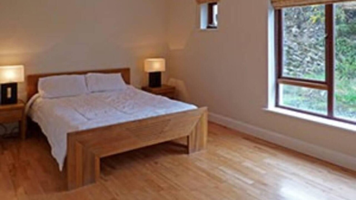 Westport House | Bright, 4 double bedrooms sleeps 10, pool table