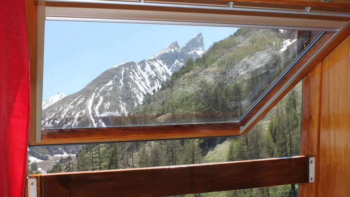 Allos Apartment | Bright 4-person wifi Internet studio at the foot of the slopes and shops
