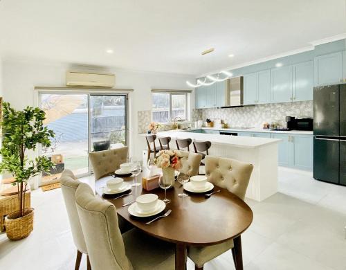 Yarraville House | Bright 4BR Townhouse Near Coles, Parks, BBQ, Free Parking l Perfect for Families Groups