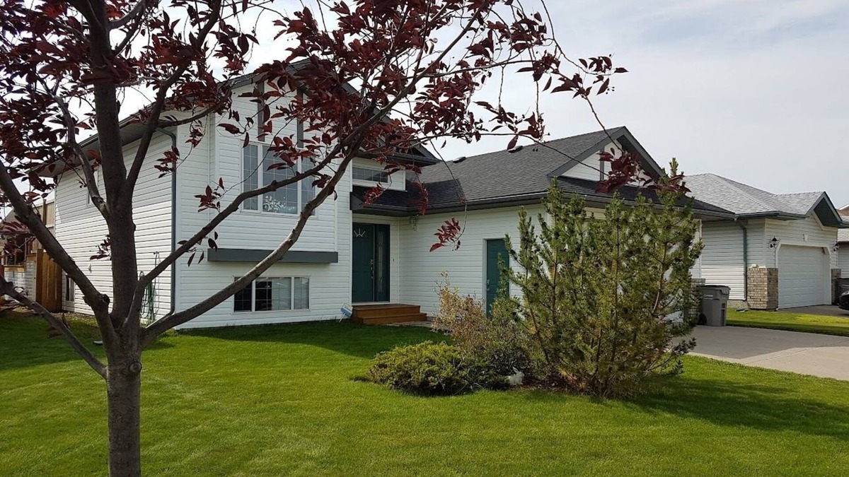 Grande Prairie House | Bright 5 Bedroom Home- The Royal Oaks Lodge