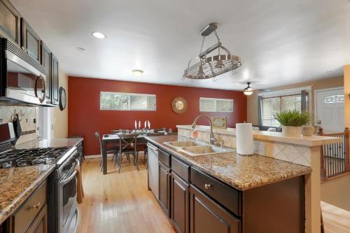 Arvada Plaza Area House | Bright 5br Home W Hot Tub & Patio