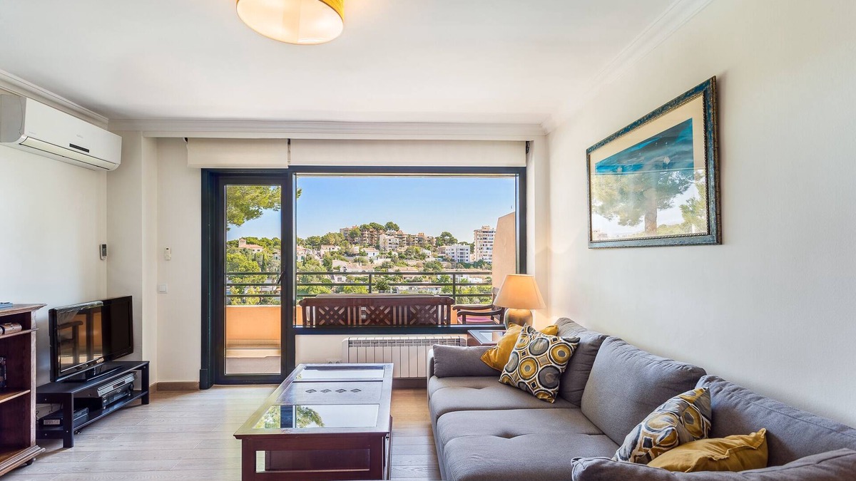 Calamayor Apartment | Bright 90m2 apartment with views