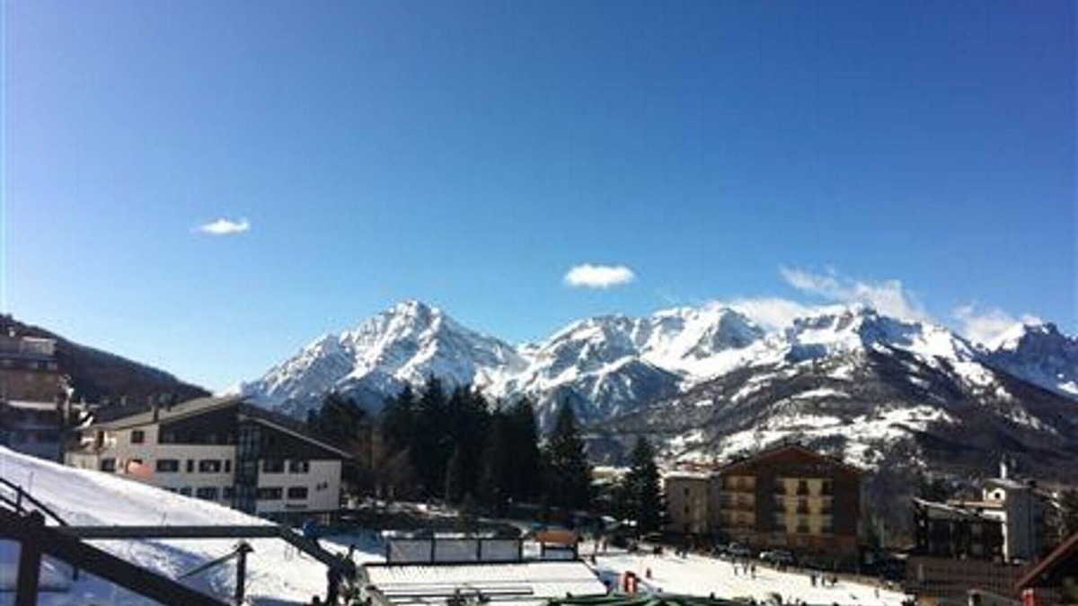 Sauze d'Oulx Apartment | Bright accommodation in Sauze D'Oulx near the ski slopes ideal for families