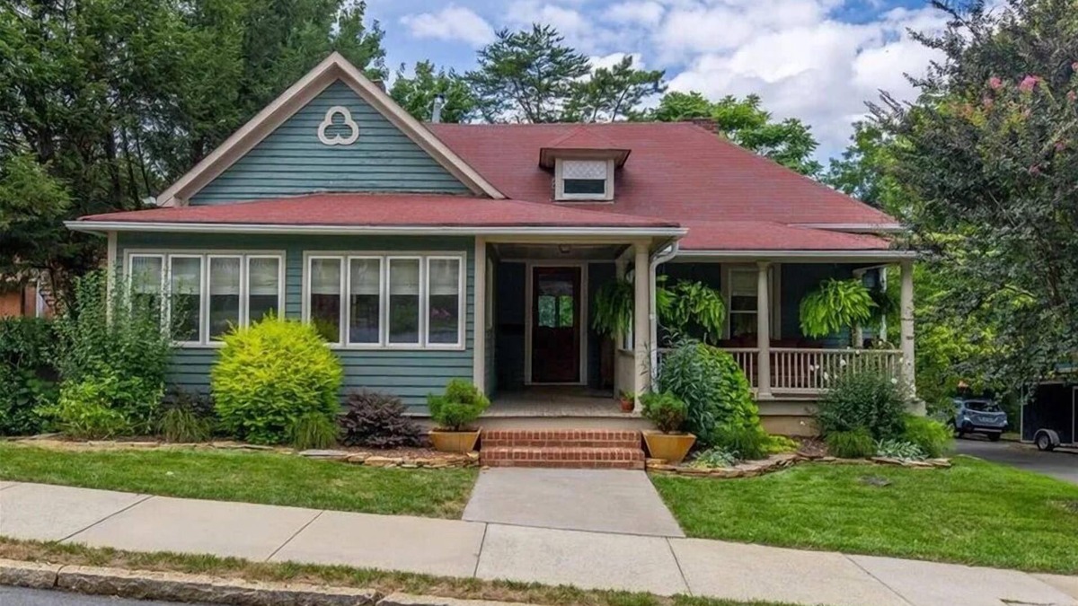 Winston - Salem Cottage | Bright & Airy 1910 Cottage with 2 King Master Suites! Updated! Close to campus!