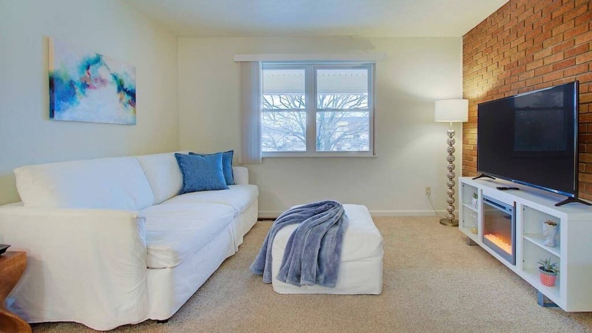 North Canton Apartment | Bright & Airy 1BR near Hall of Fame/Hwy/Airport