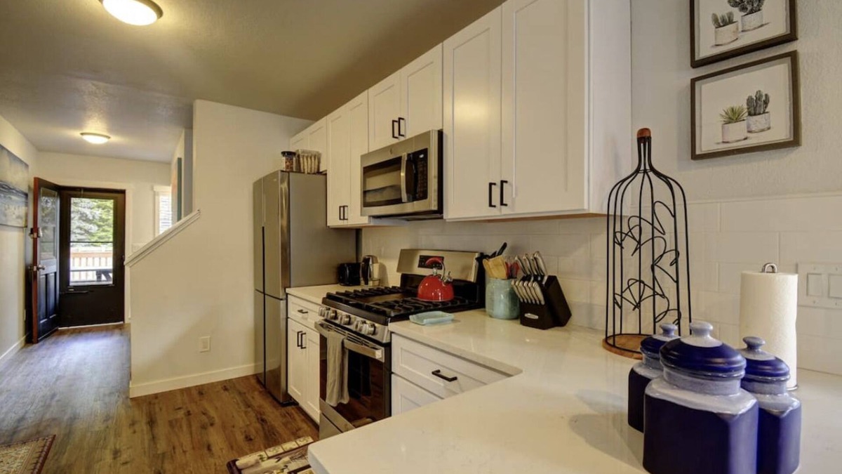West End House | Bright & Airy 4 Bedroom Villa in North Tacoma