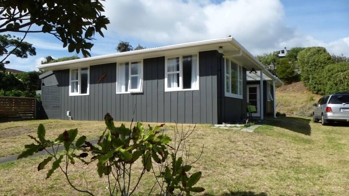 Waikanae House | Bright airy classic Bach ~ near beach ~ quiet location ~ grassy section.