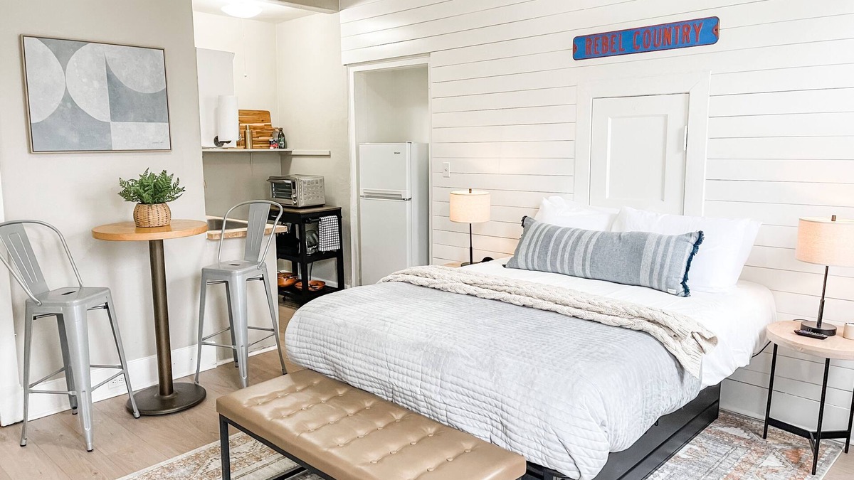 East Midtown Apartment | Bright & Airy Loft Style Corner Unit - Heart Of Midtown Memphis, Walk everywhere