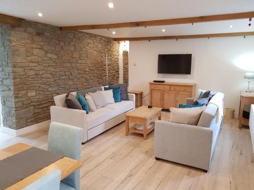 Treorchy Apartment | Bright & Airy Pet-Friendly 3BR Home w/Garden