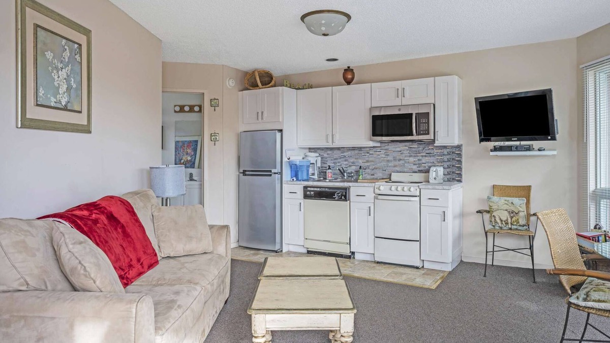 Napeague Apartment | Bright & Airy Studio APT w/Balcony & Bathtub