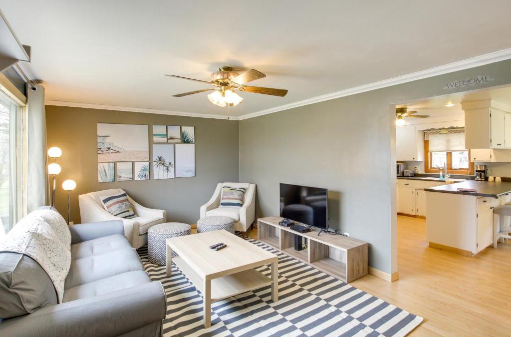 Algoma House | Bright Algoma Home 1 Mi to Lake Michigan!