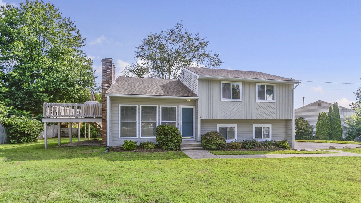 Bonnet Shores House | Bright and Airy Home in Bonnet Shores with Central Air and Includes 4 Narragansett Beach Passes!
