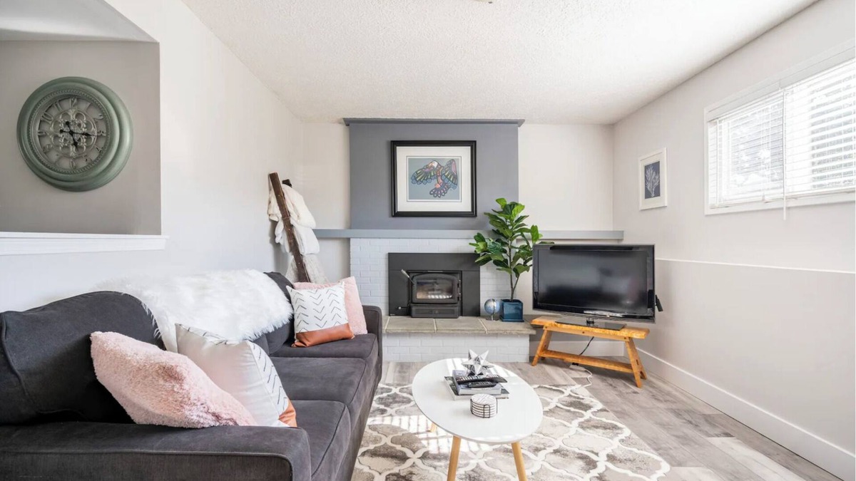 Sidney House | Bright and beautiful 2 bedroom minutes to ocean & shopping